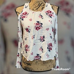 🌹 2/$20 Hollister floral cropped cold-shoulder top!